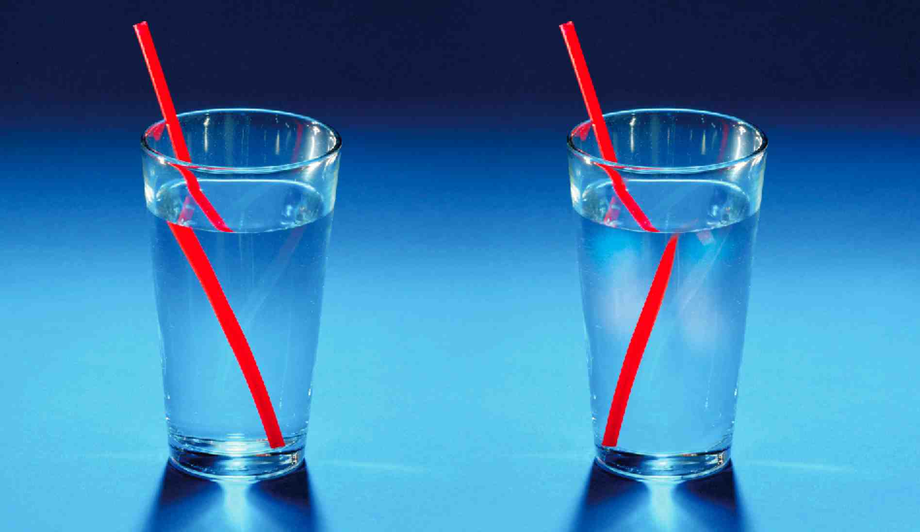 Comparison of a positive and negative refractive index using a straw in water